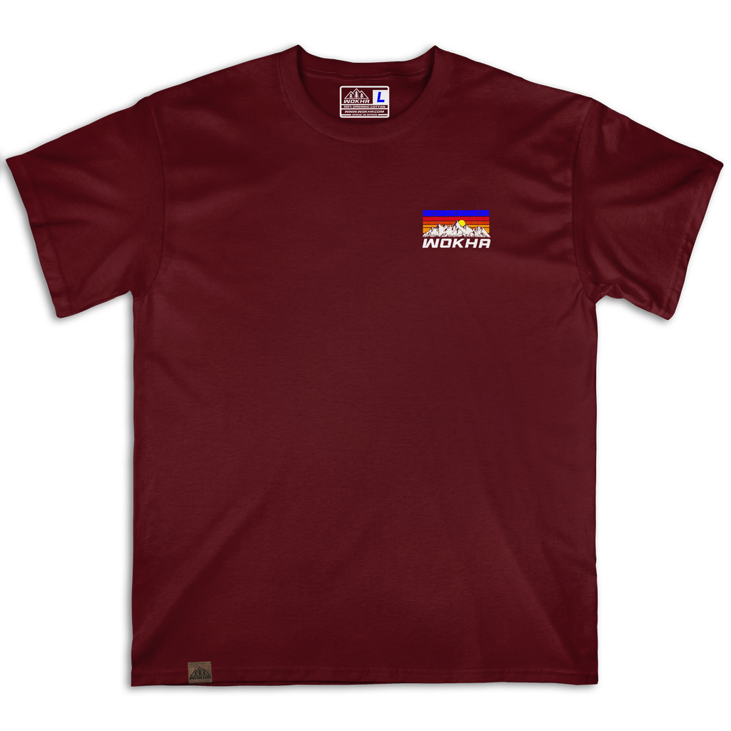 Frontal de camiseta Wokha Organic Mountain Adventure Granate con pequeño paisaje de montaña en el pecho