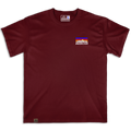 Frontal de camiseta Wokha Organic Mountain Adventure Granate con pequeño paisaje de montaña en el pecho