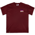 Frontal de camiseta Wokha Organic Mountain Adventure Granate con pequeño paisaje de montaña en el pecho