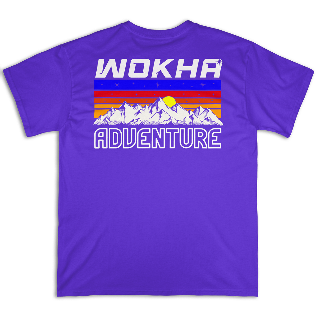 Espalda de la camiseta Wokha Organic Mountain Adventure Morada con cordillera blanca, sol amarillo y texto Wokha Adventure