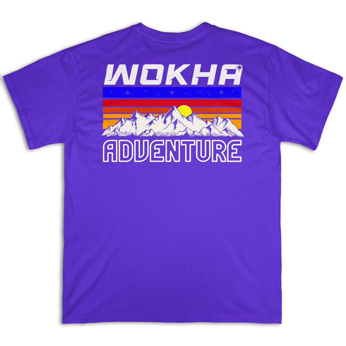 Espalda de la camiseta Wokha Organic Mountain Adventure Morada con cordillera blanca, sol amarillo y texto Wokha Adventure