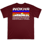 Espalda de camiseta Wokha Organic Mountain Adventure Granate con montañas blancas, sol amarillo y texto Wokha Adventure