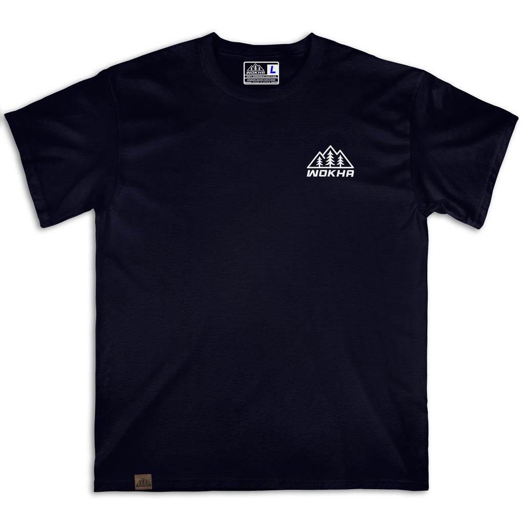Frontal de la camiseta Wokha Organic Mosquetón Negra con logotipo blanco en el pecho