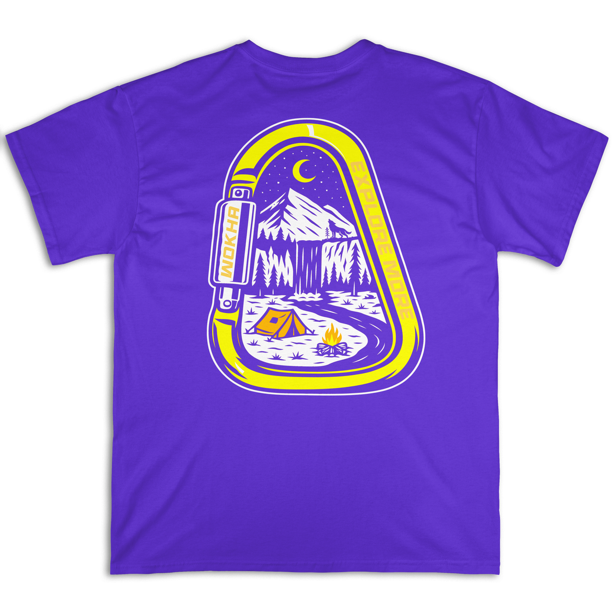Espalda de camiseta Wokha Organic Mosquetón Morada con mosquetón amarillo y paisaje de montaña y campamento