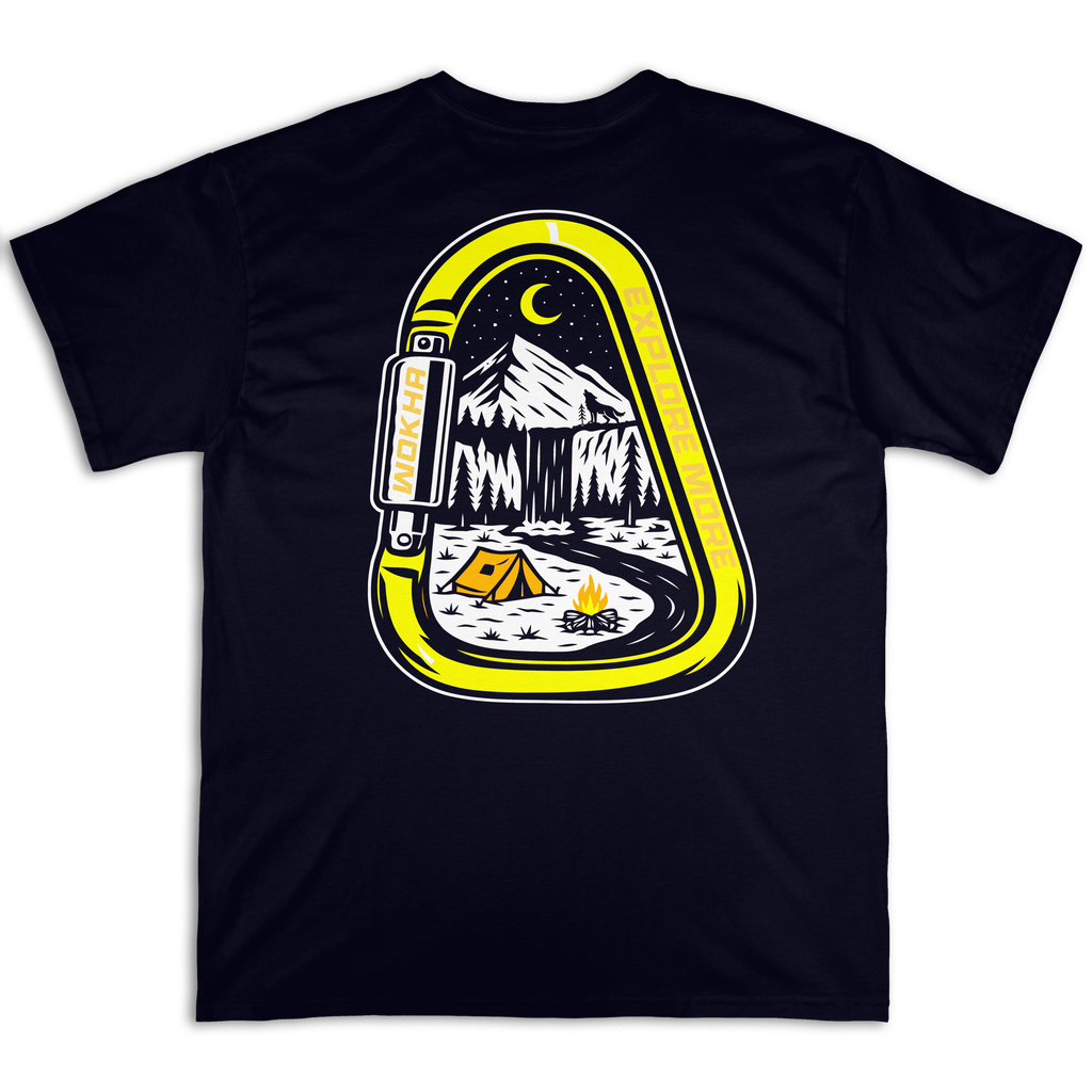 Espalda de la camiseta Wokha Organic Mosquetón Negra con mosquetón amarillo y paisaje de montañas, cascada y campamento