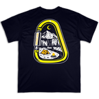 Espalda de la camiseta Wokha Organic Mosquetón Negra con mosquetón amarillo y paisaje de montañas, cascada y campamento