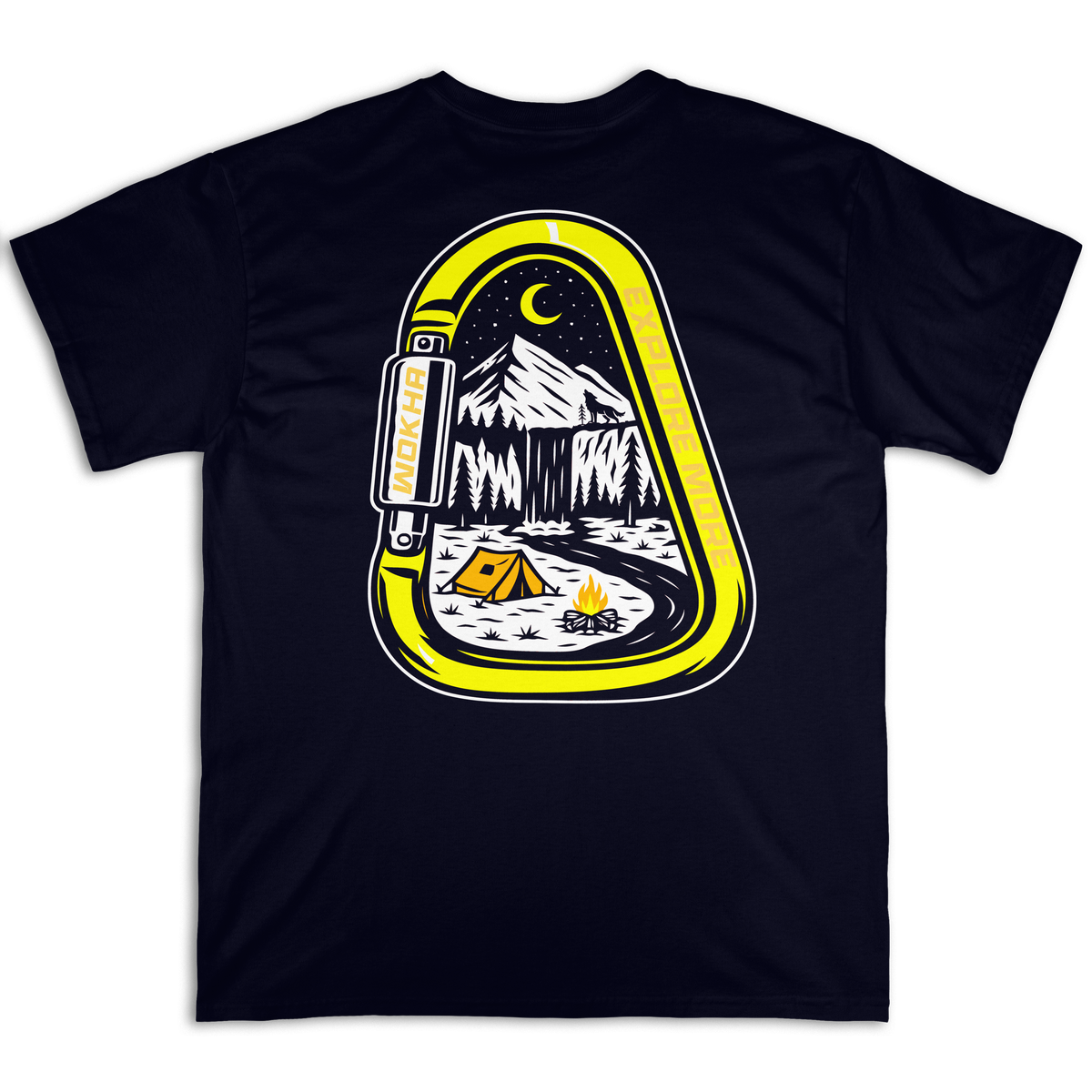 Espalda de la camiseta Wokha Organic Mosquetón Negra con mosquetón amarillo y paisaje de montañas, cascada y campamento