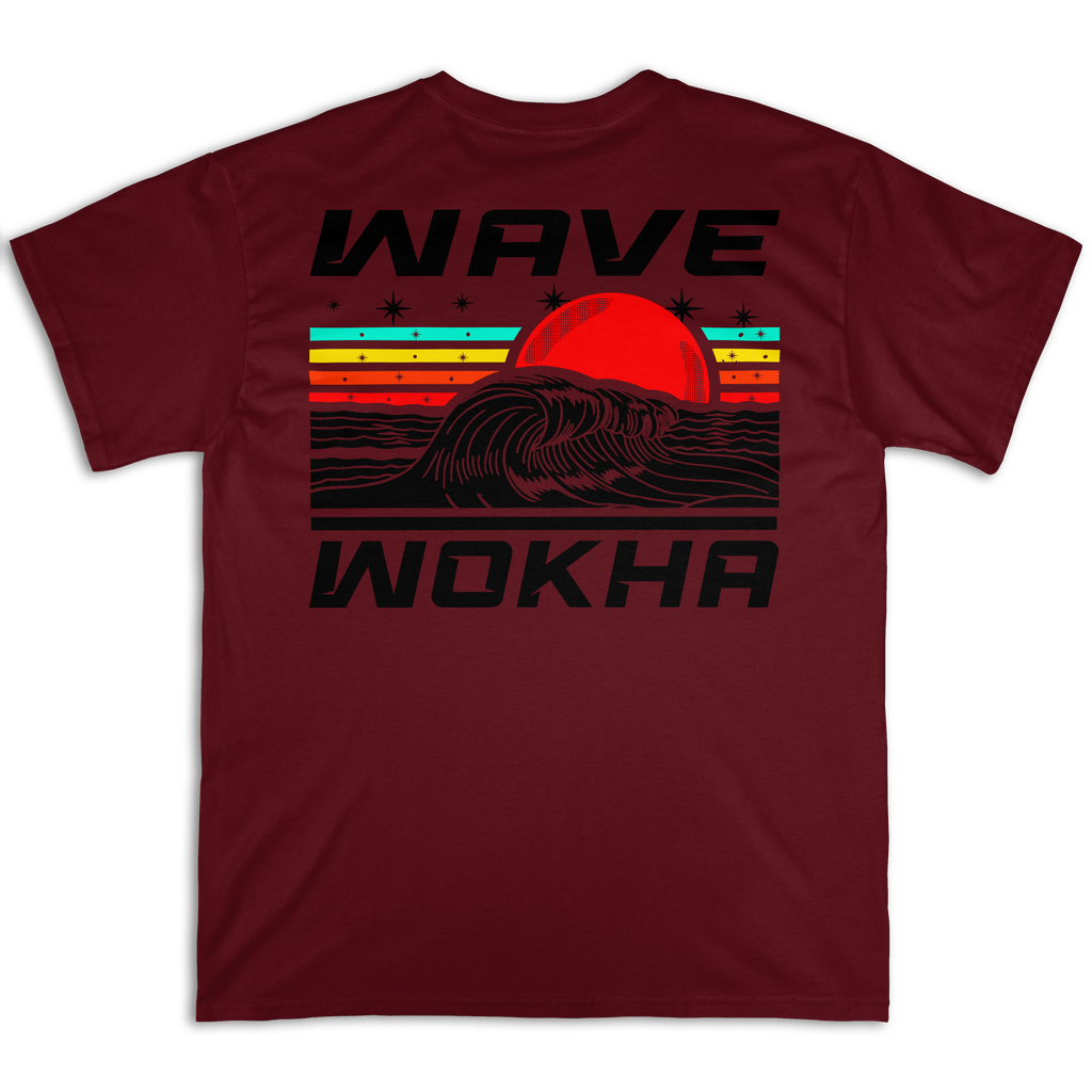 Espalda de la camiseta Wokha Organic Wave Granate con ola negra y sol rojo