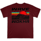 Espalda de la camiseta Wokha Organic Wave Granate con ola negra y sol rojo