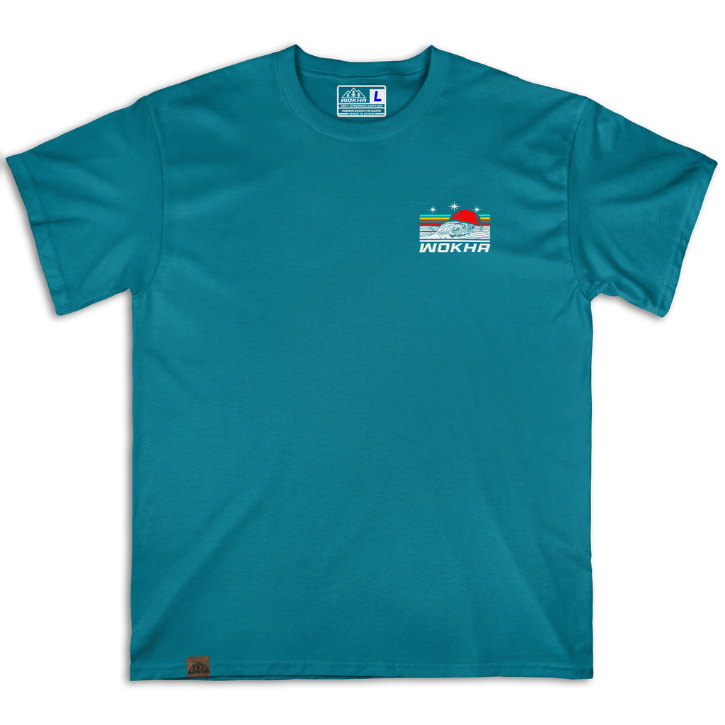 Frontal de la camiseta Wokha Organic Wave Turquesa con pequeño diseño de ola y sol rojo