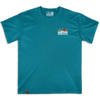Frontal de la camiseta Wokha Organic Wave Turquesa con pequeño diseño de ola y sol rojo