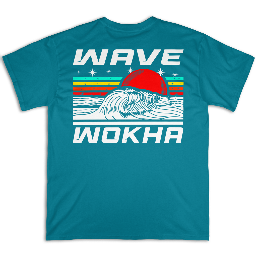 Espalda de la camiseta Wokha Organic Wave Turquesa con ola blanca, sol rojo, franjas multicolor y texto Wave Wokha