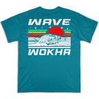 Espalda de la camiseta Wokha Organic Wave Turquesa con ola blanca, sol rojo, franjas multicolor y texto Wave Wokha