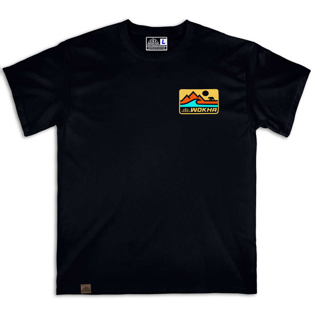 Frontal de la camiseta Wokha Organic Wild Bear negra con pequeño estampado en el pecho