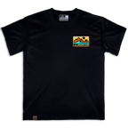 Frontal de la camiseta Wokha Organic Wild Bear negra con pequeño estampado en el pecho