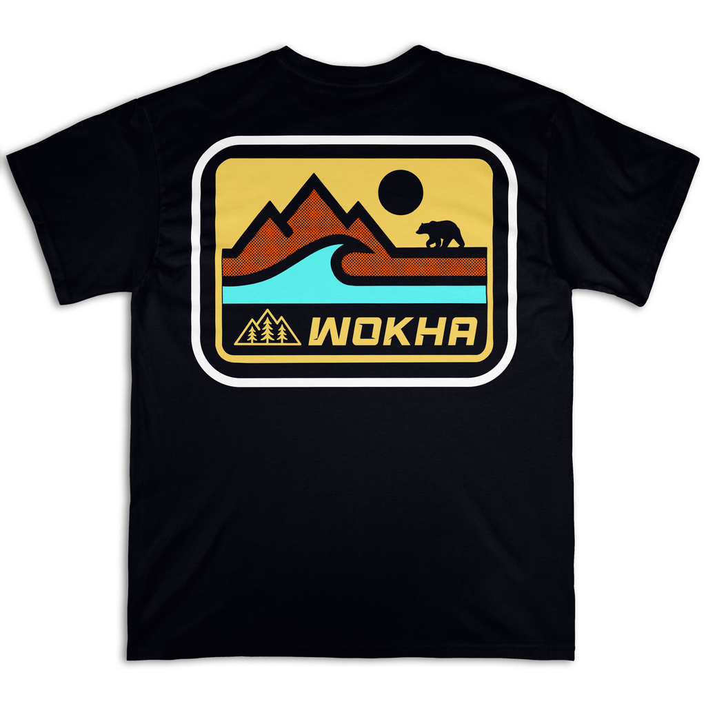 Espalda de la camiseta Wokha Organic Wild Bear negra con ilustración de oso, montañas y agua