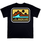 Espalda de la camiseta Wokha Organic Wild Bear negra con ilustración de oso, montañas y agua
