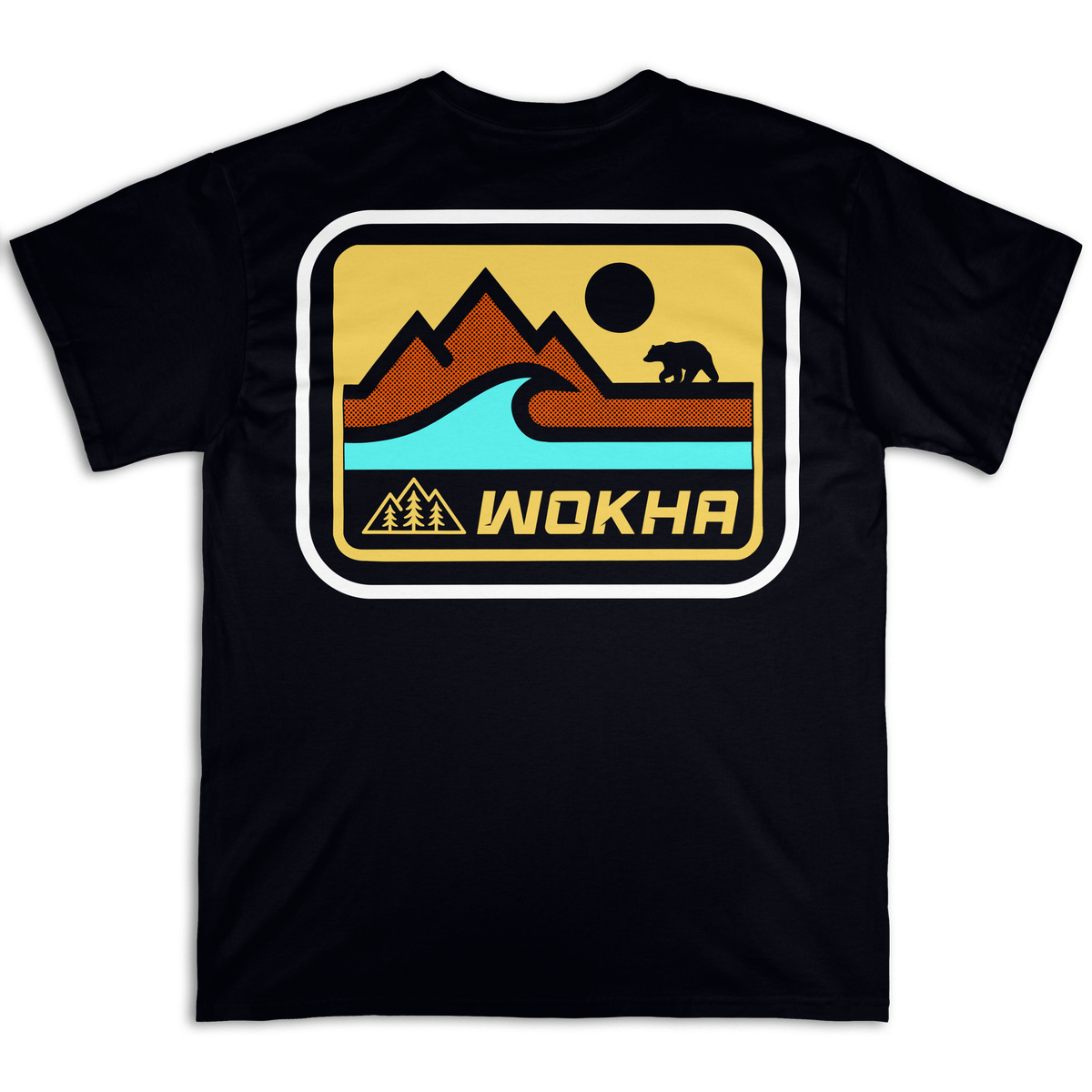 Espalda de la camiseta Wokha Organic Wild Bear negra con ilustración de oso, montañas y agua