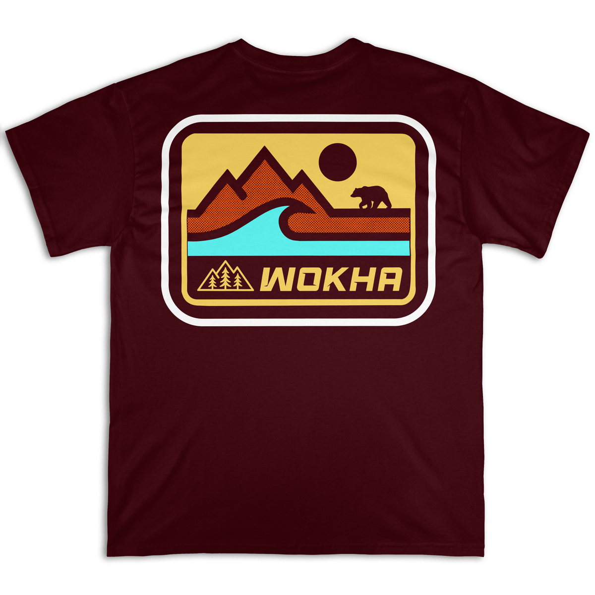 Vista trasera de la camiseta Wokha Organic Wild Bear granate con diseño de oso y montañas