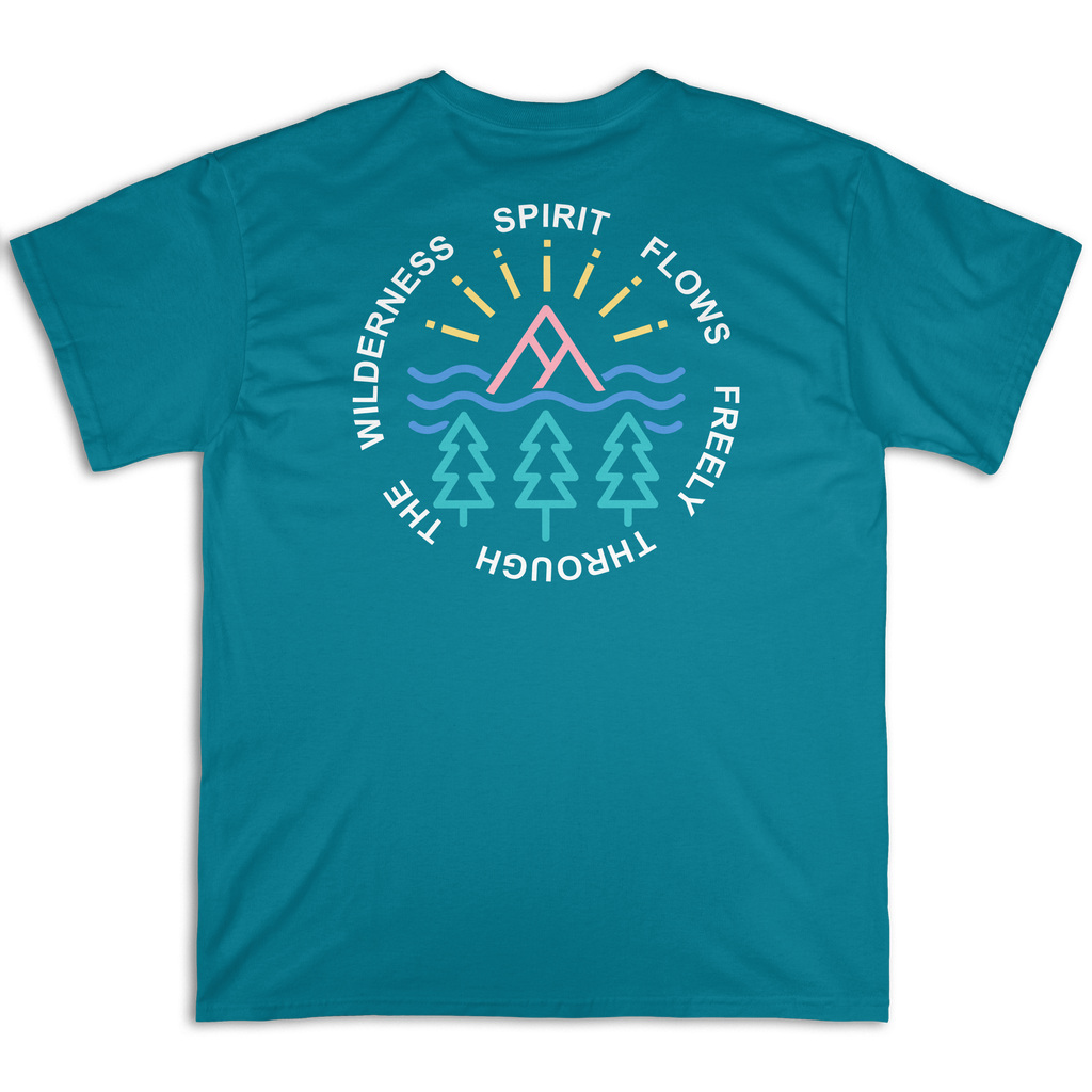 Espalda de la camiseta Wokha Organic Spirit Turquesa con diseño circular de montaña, agua y pinos y mensaje Spirit flows freely through the wilderness