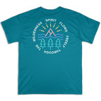 Espalda de la camiseta Wokha Organic Spirit Turquesa con diseño circular de montaña, agua y pinos y mensaje Spirit flows freely through the wilderness